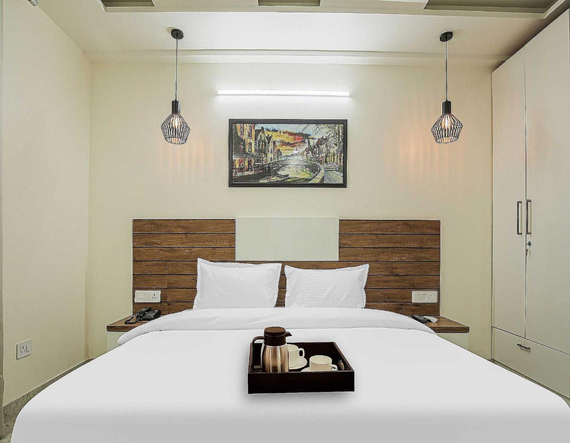 Hotel Maharaja Palace Гургаон Экстерьер фото