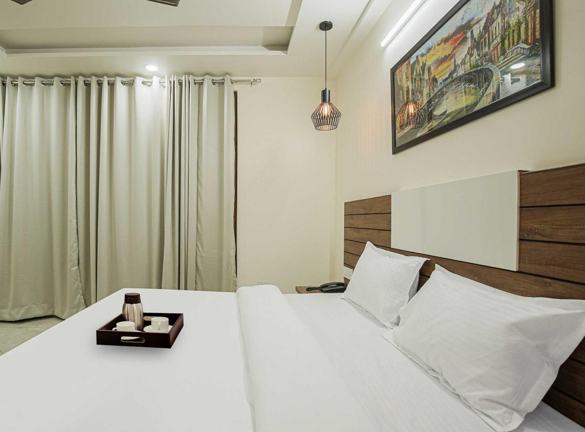 Hotel Maharaja Palace Гургаон Экстерьер фото